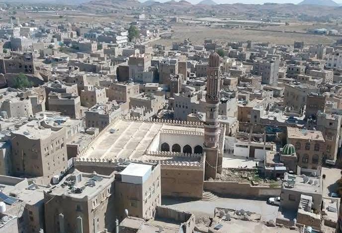 مليشيا الحوثي تقتحم الجامع الكبير في رداع وتعين قياديًا منها لإدارته