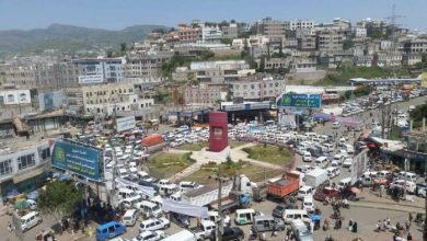 مليشيا الحوثي تواصل ابتزاز الباعة المتجولين في إب بإتاوات جديدة