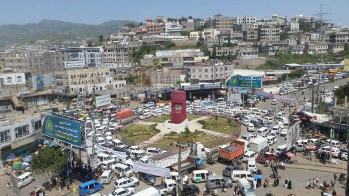 مليشيا الحوثي تواصل ابتزاز الباعة المتجولين في إب بإتاوات جديدة