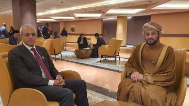 نائب وزير الخارجية يبحث مع مسؤول عماني تعزيز العلاقات الثنائية بين البلدين