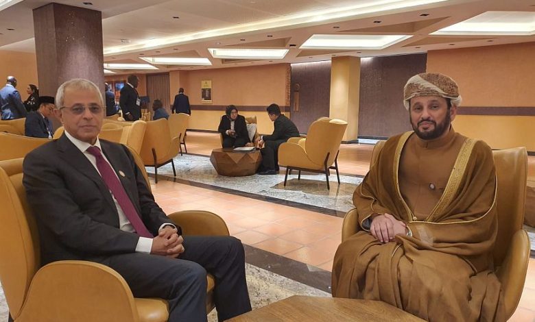 نائب وزير الخارجية يبحث مع مسؤول عماني تعزيز العلاقات الثنائية بين البلدين