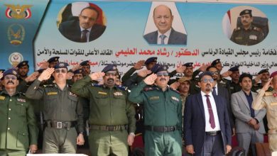 وزير الداخلية ومحافظ حضرموت يشهدان حفل تخرج الدفعة الثانية من كلية الشرطة