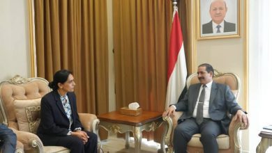 وزير الداخلية يبحث مع السفيرة البريطانية تعزيز التعاون في المجال الأمني