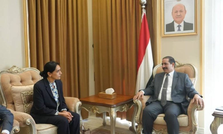 وزير الداخلية يبحث مع السفيرة البريطانية تعزيز التعاون في المجال الأمني