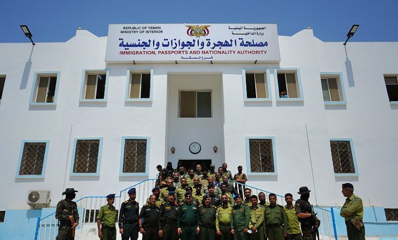 وزير الداخلية يطلع على سير العمل بفرع الهجرة والجوازات والمركز الشرطي النموذجي بالمكلا