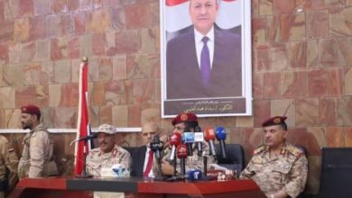 وزير الدفاع ومحافظ تعز يؤكدان توحيد الصفوف وتعزيز الجهود العسكرية والأمنية في المحافظة