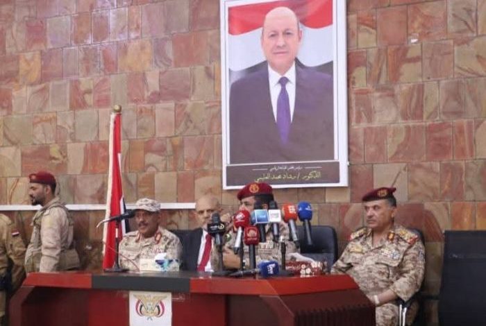 وزير الدفاع ومحافظ تعز يؤكدان توحيد الصفوف وتعزيز الجهود العسكرية والأمنية في المحافظة