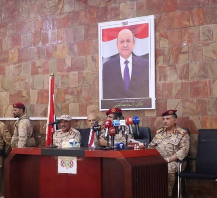 وزير الدفاع ومحافظ تعز يؤكدان توحيد الصفوف وتعزيز الجهود العسكرية والأمنية في المحافظة