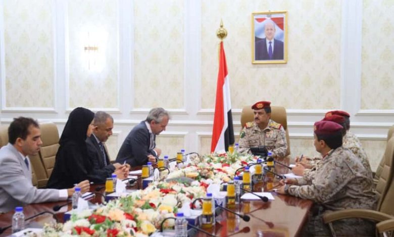 وزير الدفاع يبحث التعاون المشترك مع بعثة الصليب الاحمر
