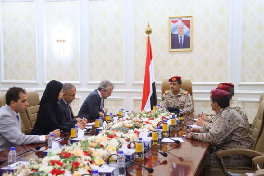 وزير الدفاع يبحث التعاون المشترك مع بعثة الصليب الاحمر