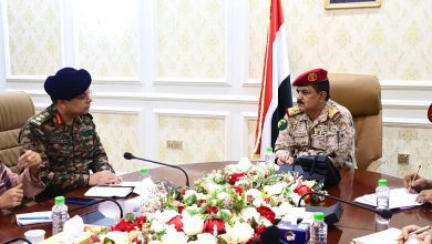 وزير الدفاع يبحث مع الملحق العسكري الهندي تعزيز التعاون المشترك