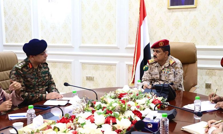 وزير الدفاع يبحث مع الملحق العسكري الهندي تعزيز التعاون المشترك