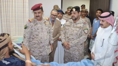 وزير الدفاع يزور العميد رزيق للاطمئنان على صحته ويشيد بأدواره البطولية
