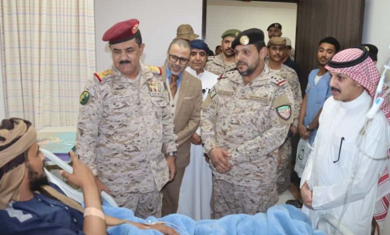 وزير الدفاع يزور العميد رزيق للاطمئنان على صحته ويشيد بأدواره البطولية