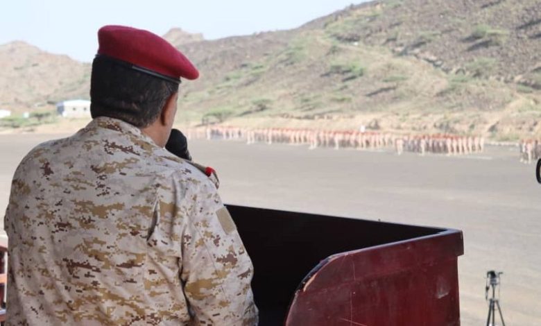 وزير الدفاع يشيد بجاهزية اللواء الخامس دعم واسناد
