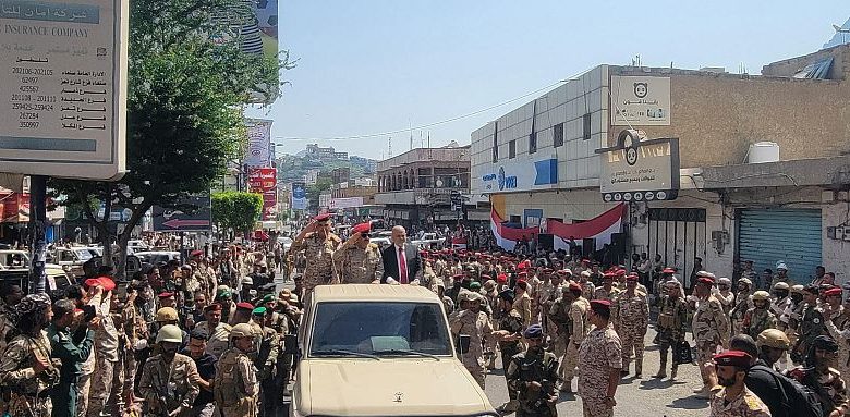وزير الدفاع يطلع على الجاهزية القتالية والفنية في محور تعز