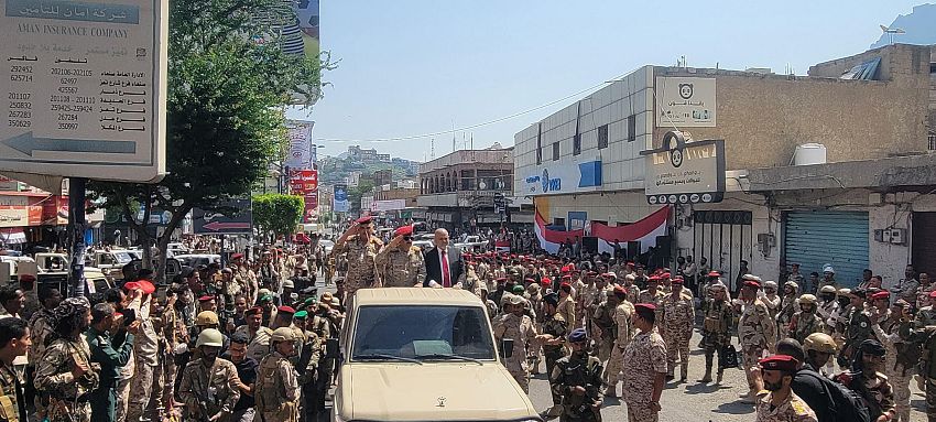وزير الدفاع يطلع على الجاهزية القتالية والفنية في محور تعز