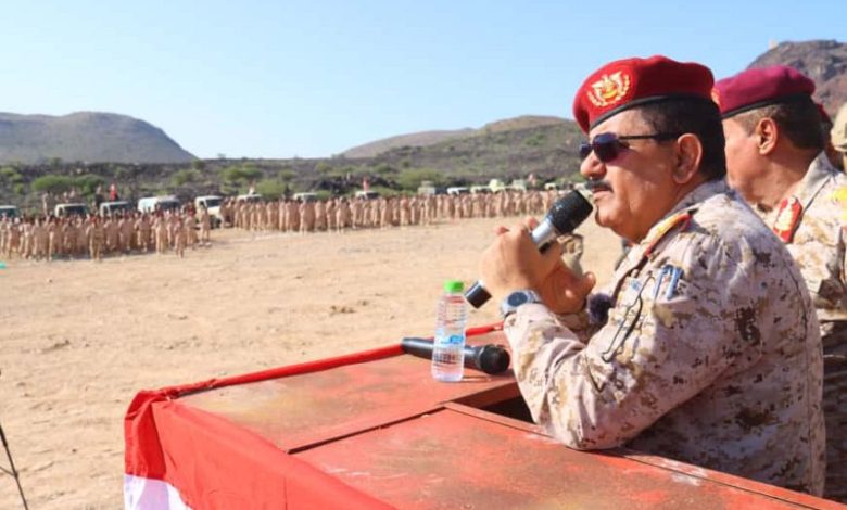 وزير الدفاع يطلع على الجاهزية القتالية والفنية لمحور ابين العملياتي