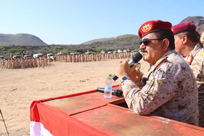 وزير الدفاع يطلع على جاهزية محور أبين العملياتي ويشيد بانضباط قواته