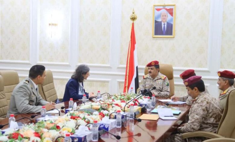 وزير الدفاع يلتقي في عدن السفيرة والملحق العسكري الفرنسي