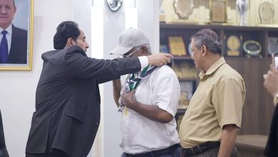 وزير الشباب والرياضة يقلد منصور عامر الميدالية والمنديل الكشفي لمسابقة اليوم العالمي 2025