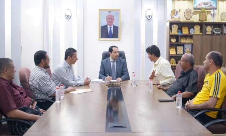 وزير الشباب والرياضة يناقش سبل استكمال ملاعب تعز والضالع ولحج وأبين