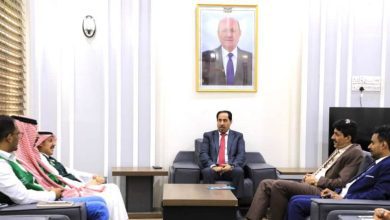 وزير الشباب يناقش مع البرنامج السعودي إعادة تأهيل ملعب 22 مايو بعدن ويشيد بنجاح بطولة الدارتس