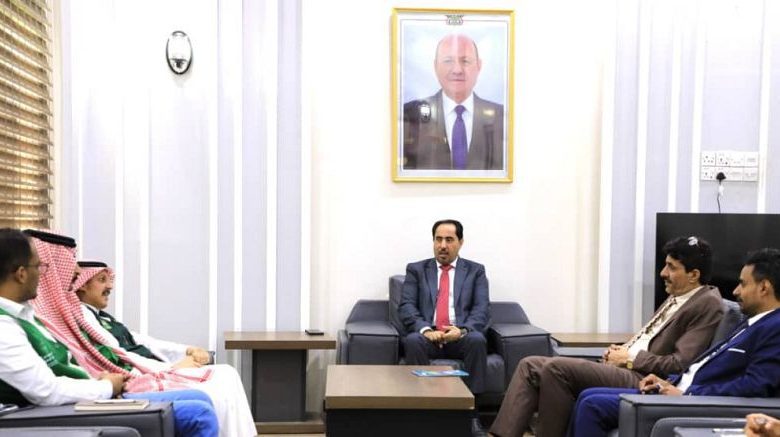 وزير الشباب يناقش مع البرنامج السعودي إعادة تأهيل ملعب 22 مايو بعدن ويشيد بنجاح بطولة الدارتس