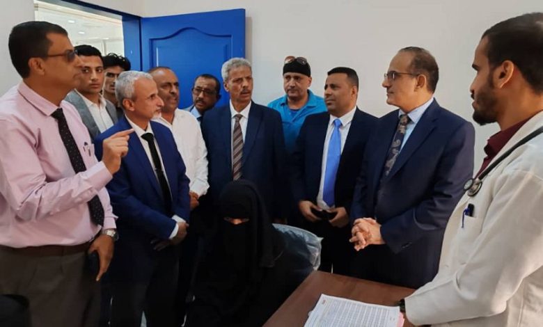 وزير الصحة ومحافظ لحج يتفقدان عدداً من المرافق والمنشآت الصحية ويناقشان تطوير القطاع الصحي