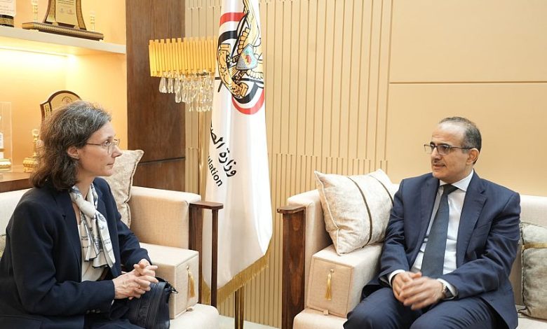 وزير الصحة يبحث مع السفيرة الفرنسية تعزيز التعاون الصحي