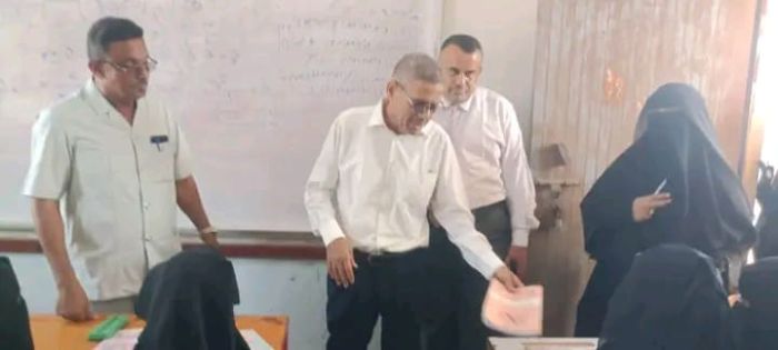 وفد من التربية يتفقد مدارس الخوخة وحيس بالحديدة