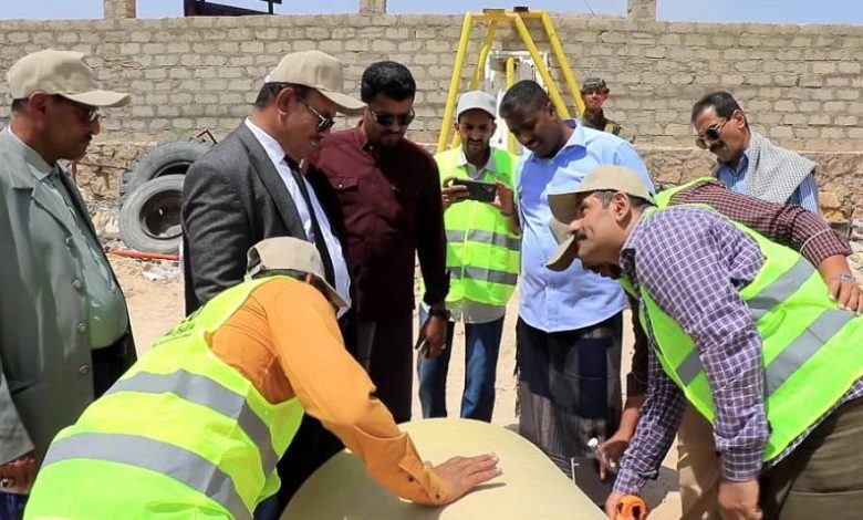 وكيل حضرموت يطلع على الاعمال المنجزة بمشروع تطوير مرافق المياه والصرف الصحي بتريم