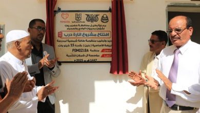 وكيل حضرموت يفتتح مشروع "إنارة درب 3" بمديرية تريم