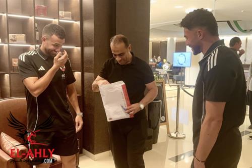 فيديو... شاهد لحظات وصول سيد عبد الحفيظ لمعسكر الأهلي في الإمارات.. واستقبال اللاعبين