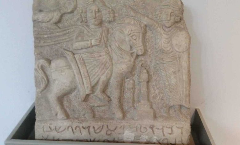 من القطع الأثرية في المتحف الوطني بدمشق