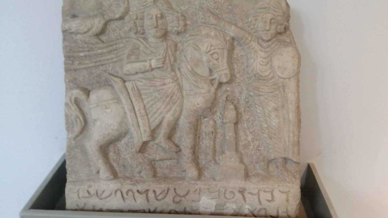 من القطع الأثرية في المتحف الوطني بدمشق