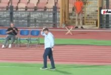 لقطة إنسانية من أيمن الرمادى تجاه جماهير الزمالك باستاد القاهرة.. فيديو