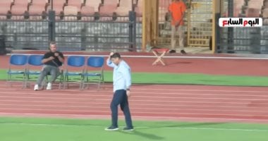 لقطة إنسانية من أيمن الرمادى تجاه جماهير الزمالك باستاد القاهرة.. فيديو