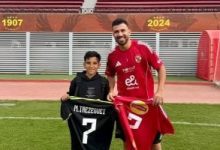 تريزيجيه يستقبل الطفل أنس بملعب التتش ويهديه قميصه