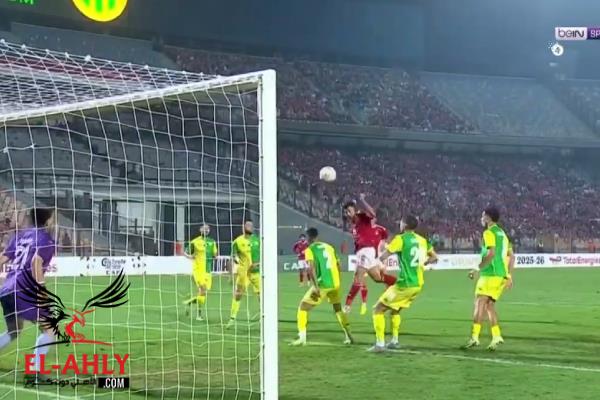 رأسية تريزيجيه تتقدم للأهلي أمام شبيبة القبائل