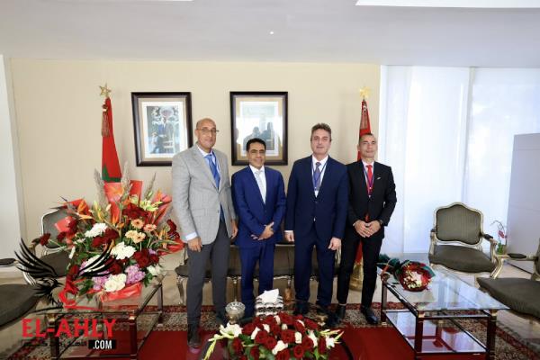 نائب رئيس الجيش الملكي يستقبل بعثة الأهلي في المغرب