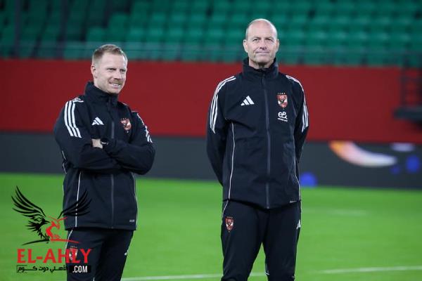 محاضرة من توروب للاعبي الأهلي قبل التحرك لمواجهة الجيش الملكي