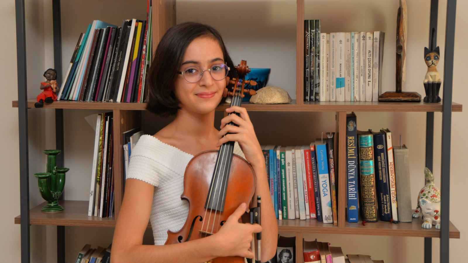 مأساة عازفة كمان تتحول إلى رسالة لدعم الأطفال الأتراك