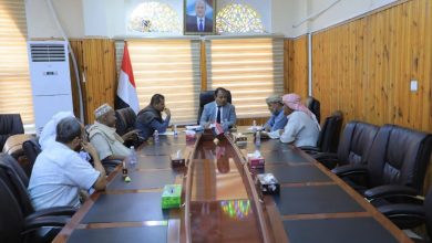 اخبار-حضرموت-|-الوكيل-العامري-يلتقي-بعُقال-حارات-حي-القرن-واللجنة-المجتمعية-ويُشيد-بجهودهم-في-خدمة-المجتمع