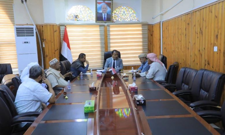 اخبار-حضرموت-|-الوكيل-العامري-يلتقي-بعُقال-حارات-حي-القرن-واللجنة-المجتمعية-ويُشيد-بجهودهم-في-خدمة-المجتمع