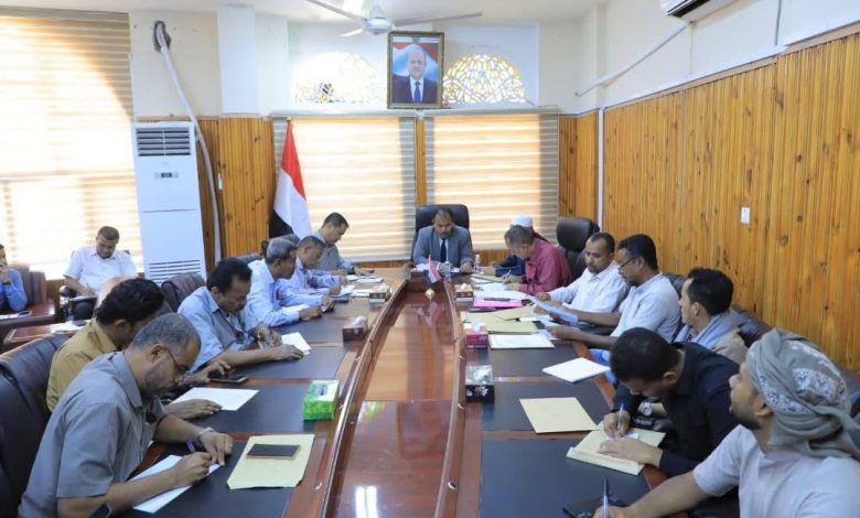 اخبار-حضرموت-|-برئاسة-الوكيل-العامري.-لجنة-المناقصات-بوادي-وصحراء-حضرموت-تفتح-مظاريف-عدد-من-مشاريع-التربية-والتعليم-وتحيلها-للجنة-الفنية