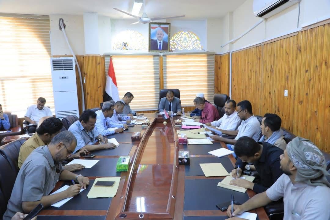 اخبار-حضرموت-|-برئاسة-الوكيل-العامري.-لجنة-المناقصات-بوادي-وصحراء-حضرموت-تفتح-مظاريف-عدد-من-مشاريع-التربية-والتعليم-وتحيلها-للجنة-الفنية