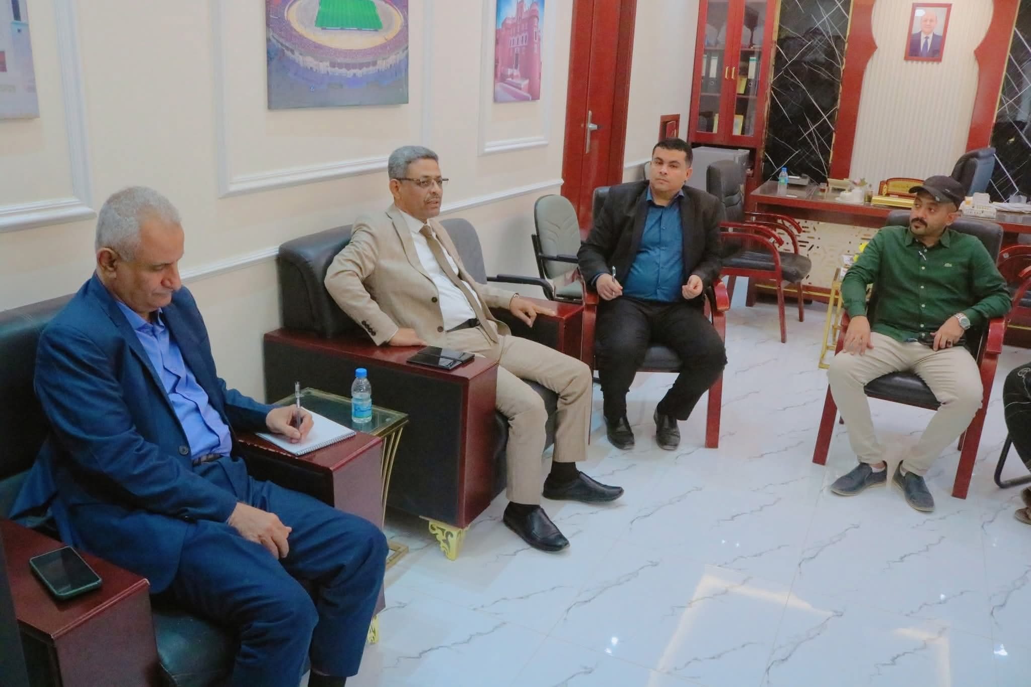 اخبار-حضرموت-|-اجتماع-يناقش-الإجراءات-الكفيلة-بتنظيم-الأسواق-العامة-وتحسين-المظهر-الجمالي-لمدينة-سيئون.