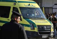 نجاة رجل بأعجوبة بعد زحفه تحت قطار بضائع (فيديو)