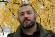 أريانا غراندي تتعرض لهجوم على السجادة الحمراء في سنغافورة (فيديو)